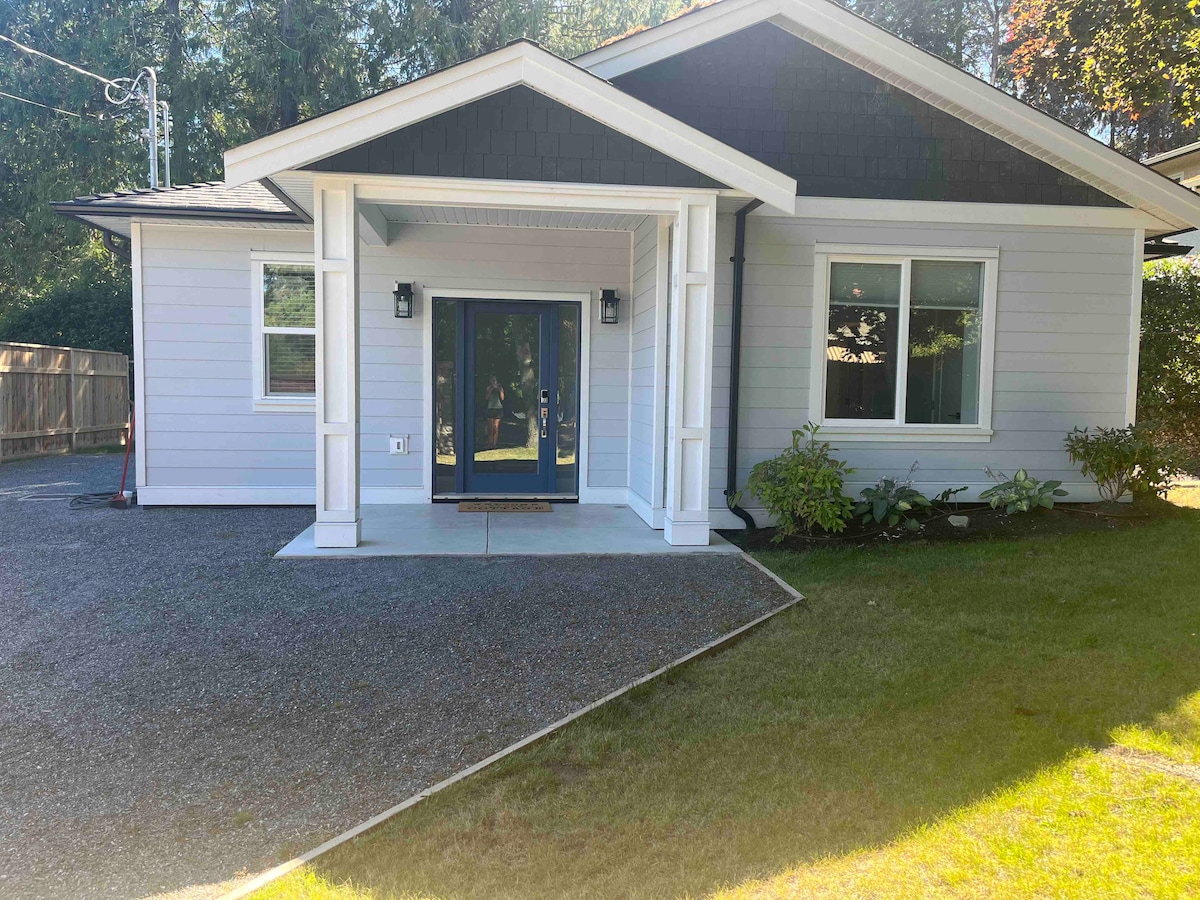 Cadboro Bay Coastal Cottage- Steps to UVIC