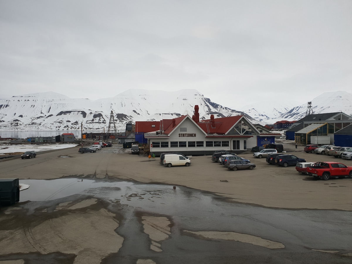 公寓位于朗伊尔本（ Longyearbyen ）。