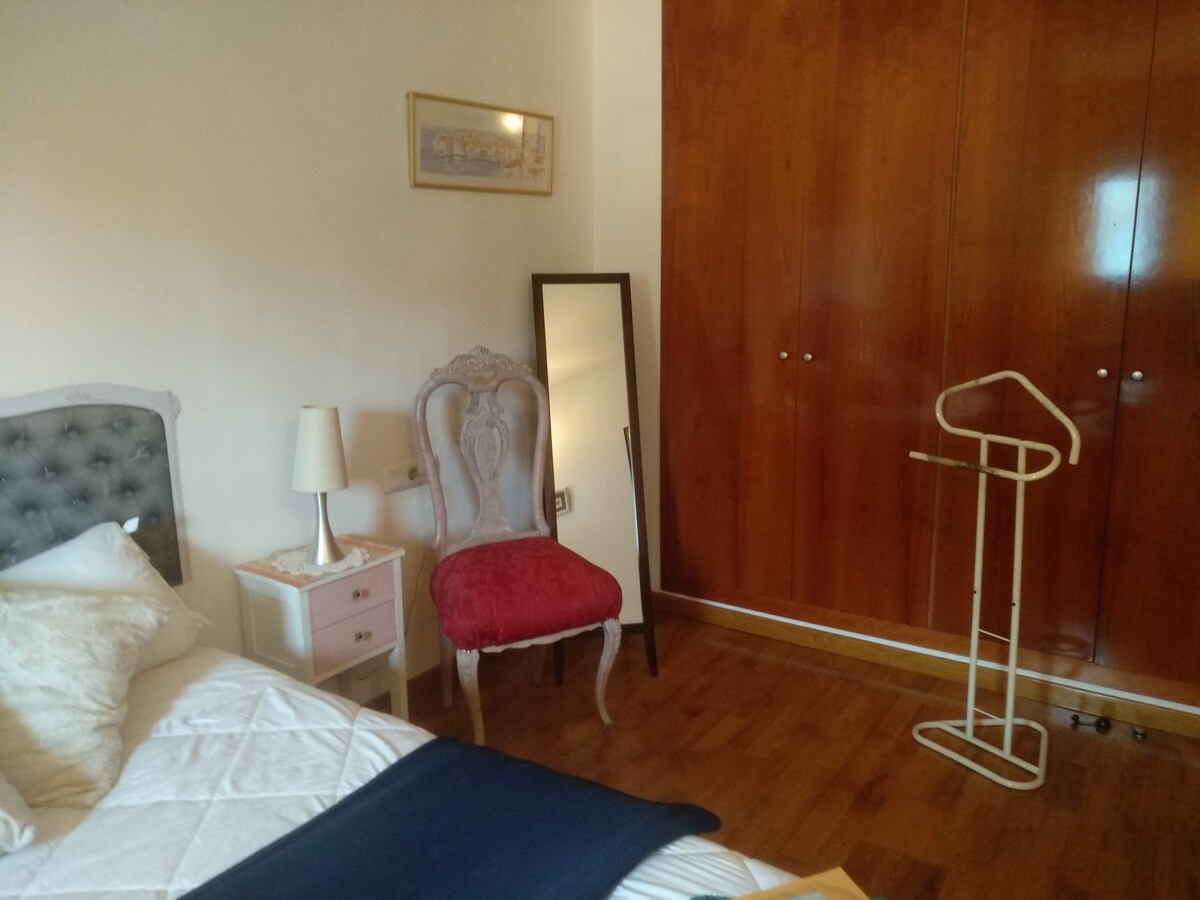 温馨舒适的房间，位于家庭氛围中，距离巴塞罗那15公里