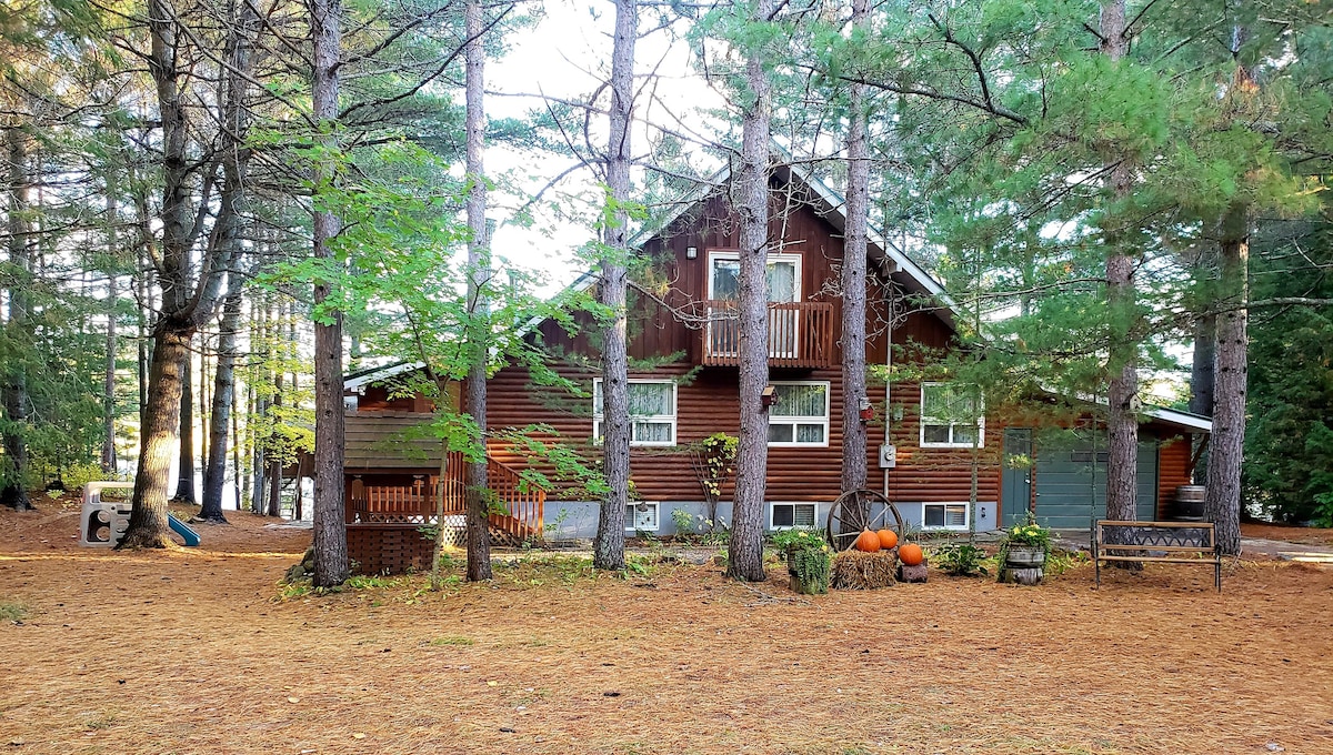 安大略省巴里湾（ Barry 's Bay ）湖滨白松小屋（ Lakefront White Pine Cottage ）