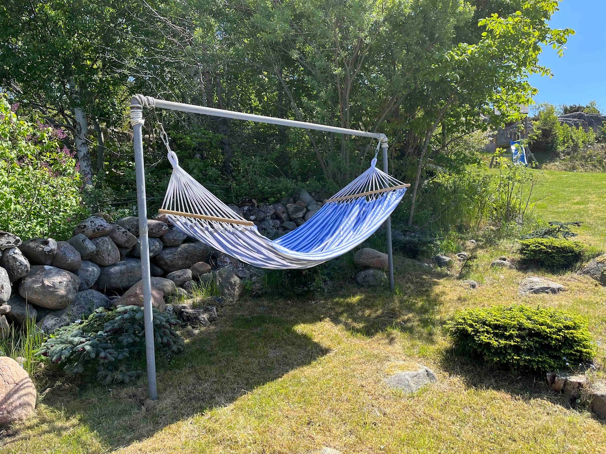 Havsutsikt samt nära badbrygga och sandstrand