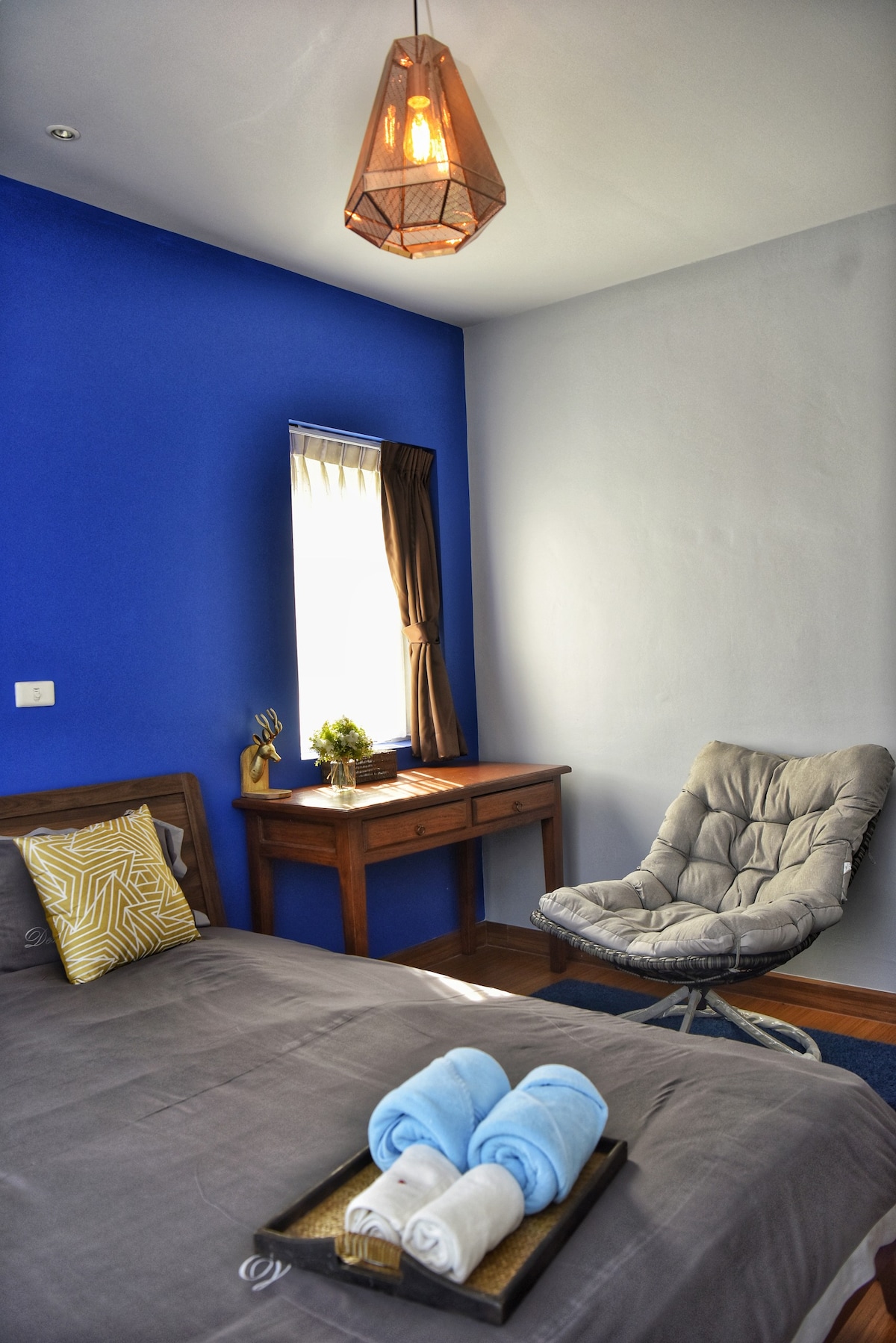 蓝色房间，配备独立卫生间和工作空间。