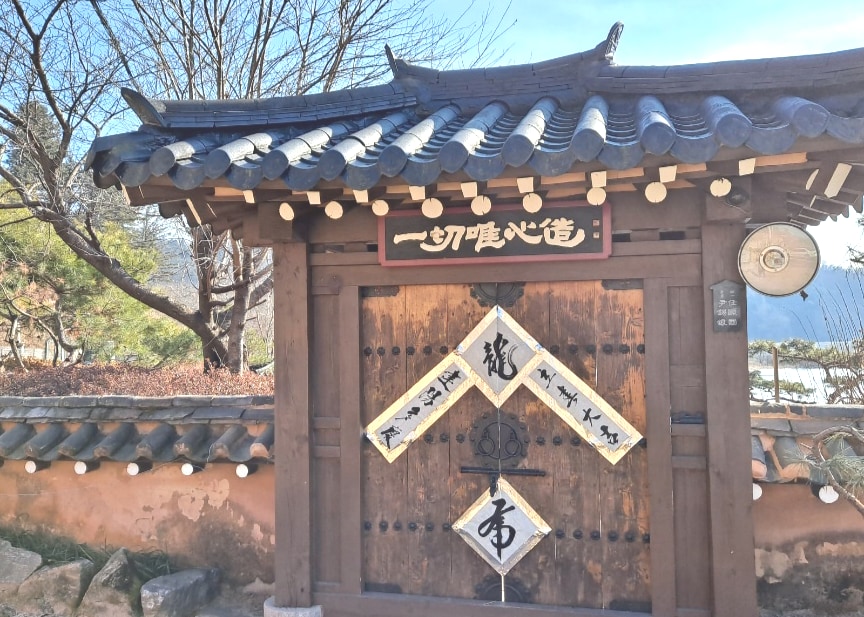 加平郡指定韩屋住宿体验 
Hanok Dokchae ，这是一个花园
关于Bukhangang River （非）