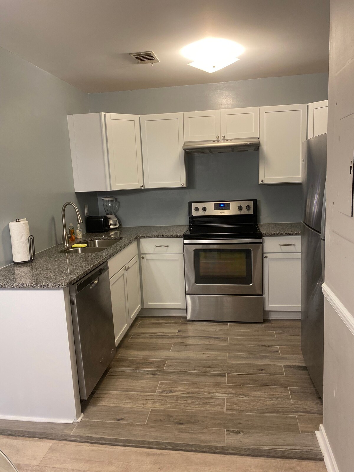 {SPACIOUS}Sleeps 10! 10Min Downtown/5Min Airport!