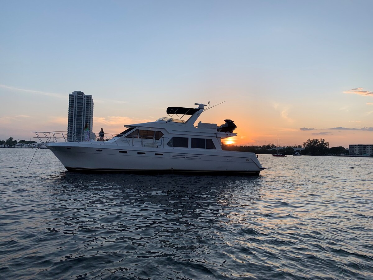 乘坐摩托艇在迈阿密租一艘60英尺长的游艇