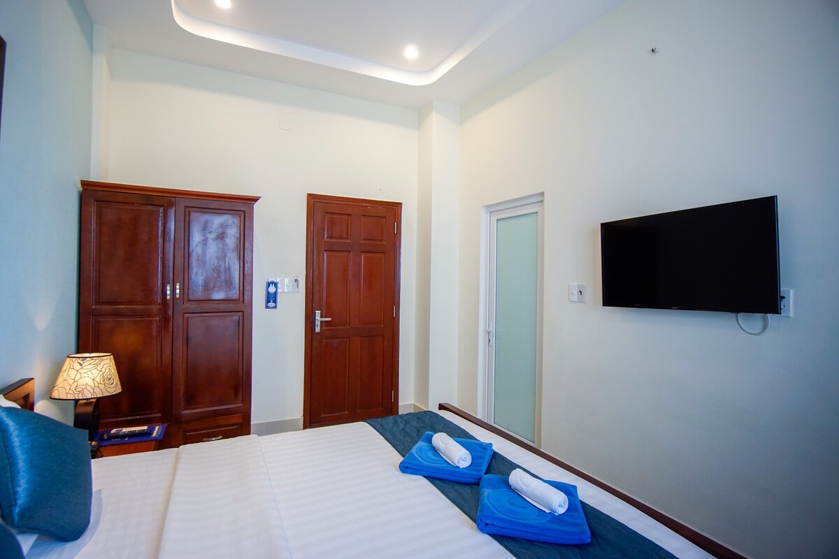 DELUXE ROOM WITH WINDOW AT BRENTA PHU QUOC HOTEL
