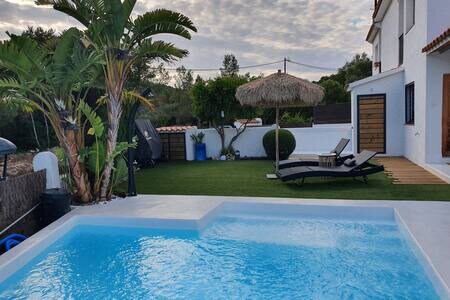 Belle villa et piscine proche mer sur côte Daurada