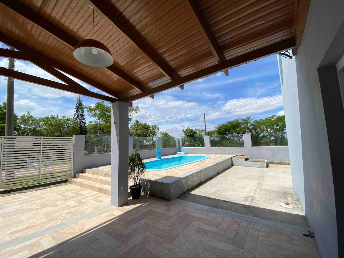 Casa com piscina no Laranjal