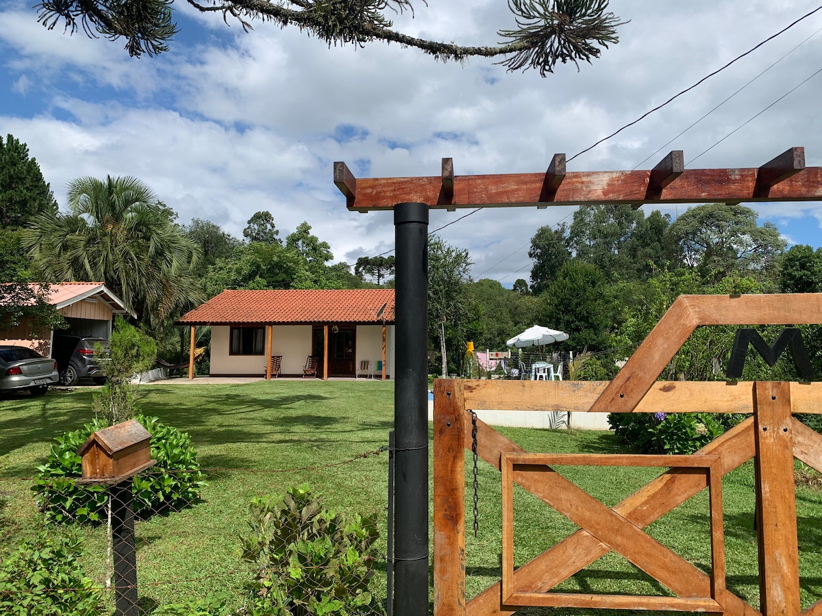 南阿古多斯（ Agudos do Sul ）带泳池和水力按摩的房子