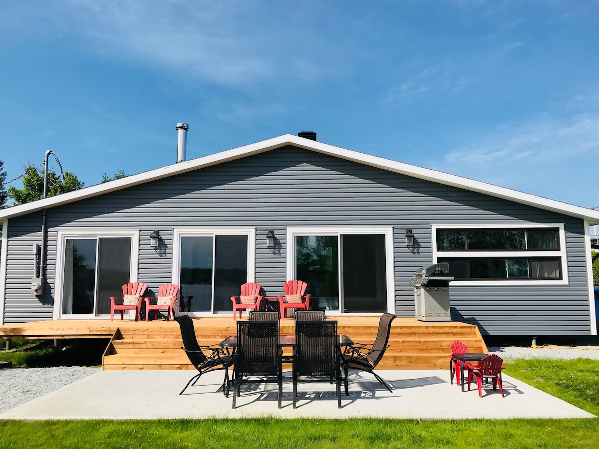 Chalet Brothers and Sun, Lac Aylmer