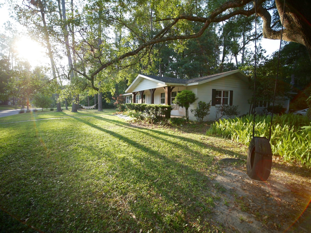 Heart of Gainesville Home ，后面有微型住宅