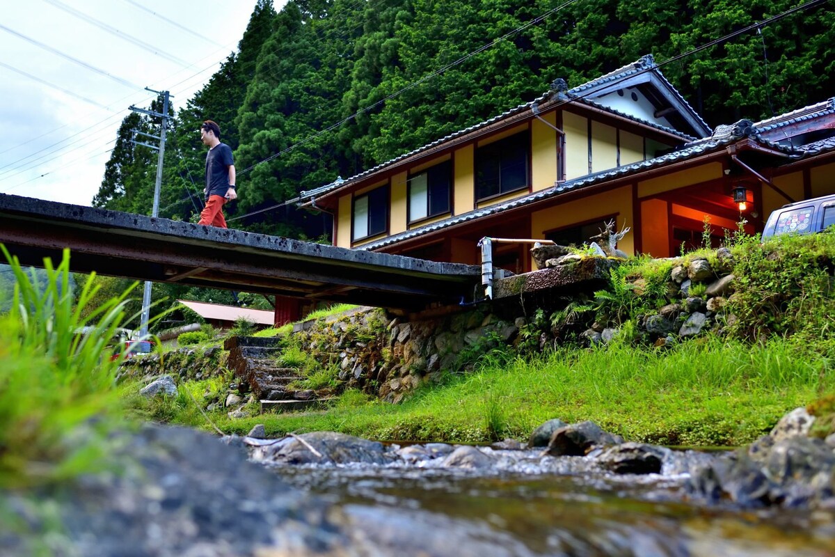 距离歌舞伎之里25分钟车程。这是一个田园诗般的山间住宅，小区里点缀着茅草。季节性