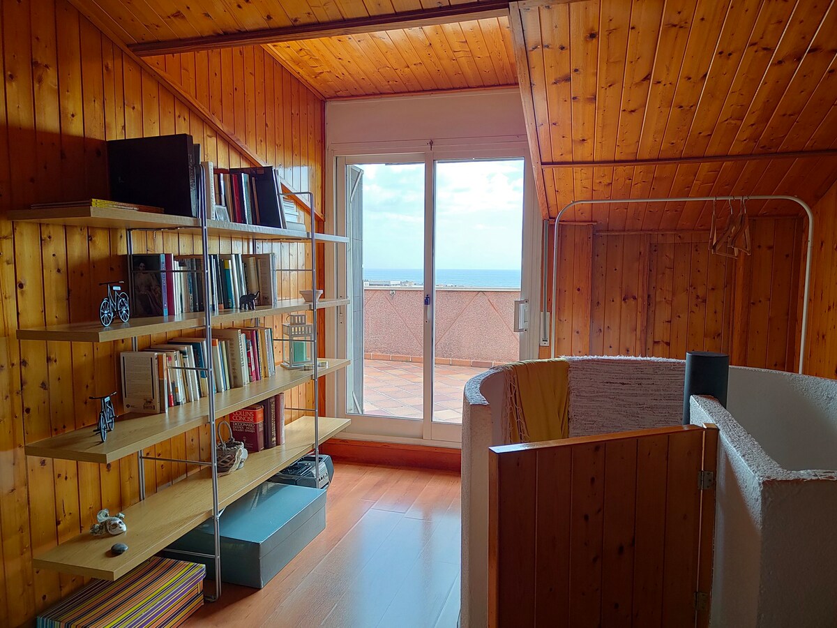 Buhardilla con terraza y vistas al mar.