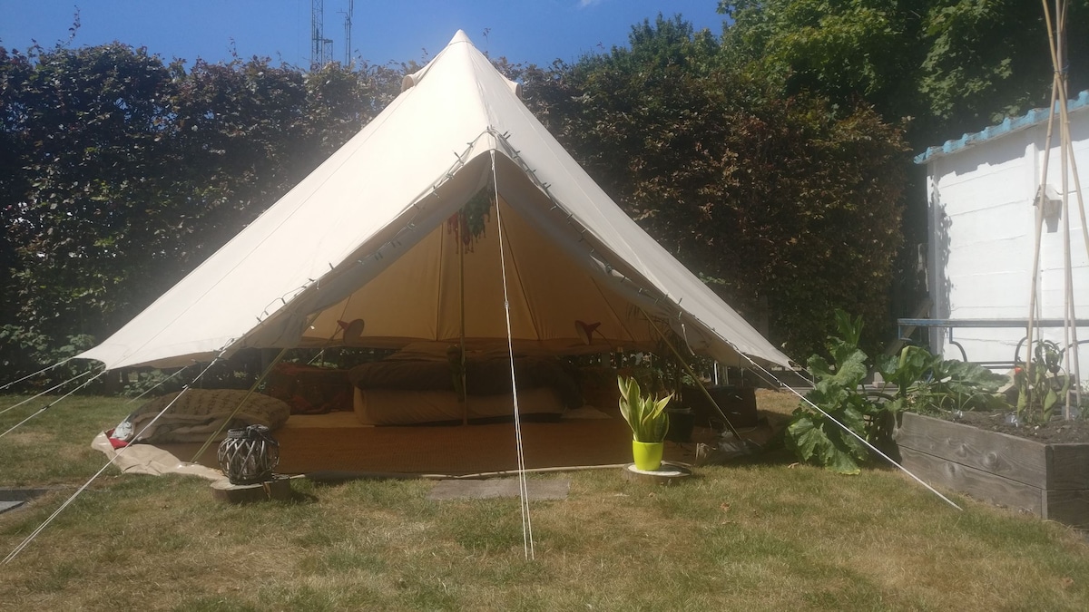 Glamping in cosy garden!