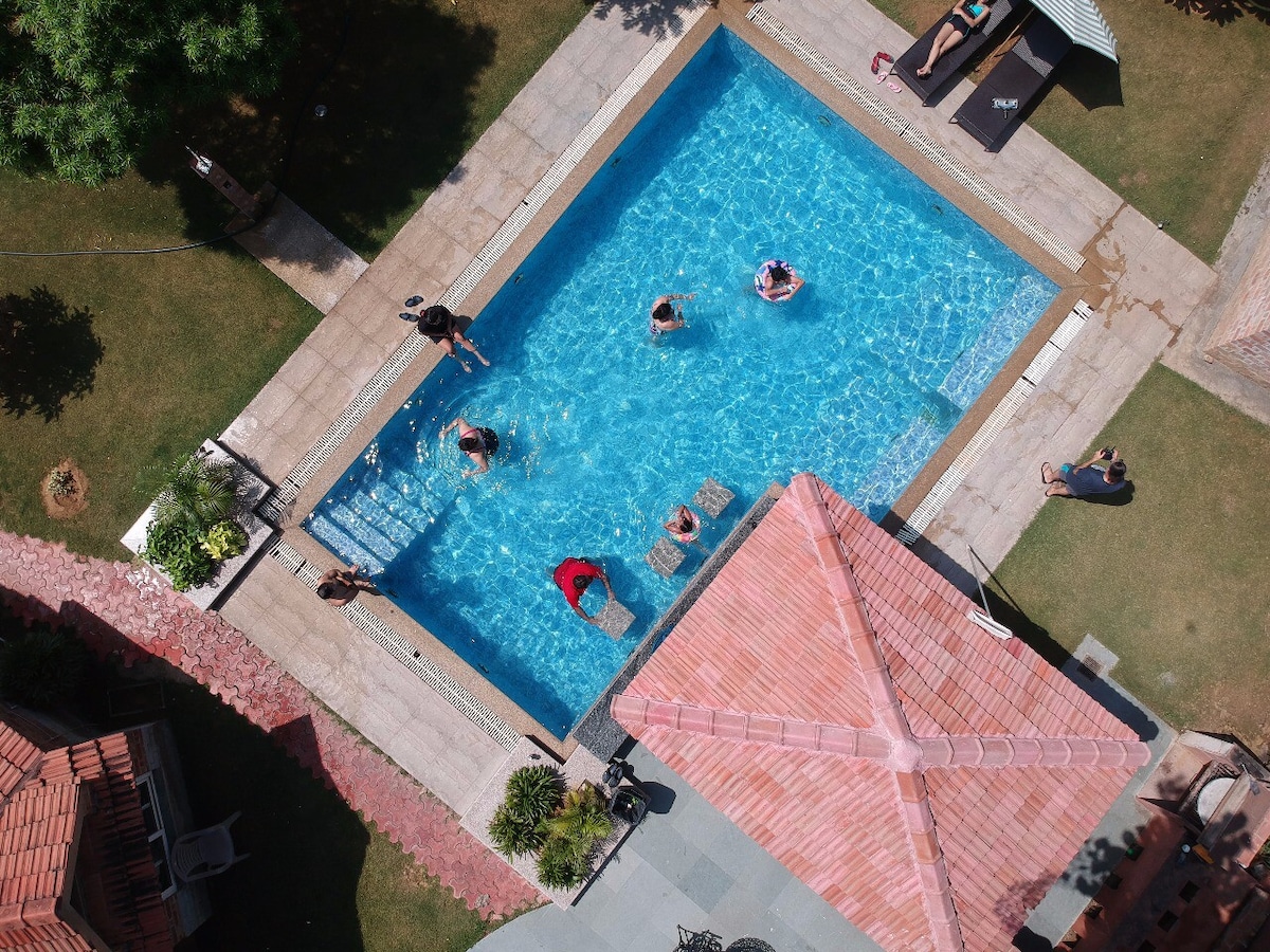 SimBliss农舍，带游泳池，靠近德里和古尔冈