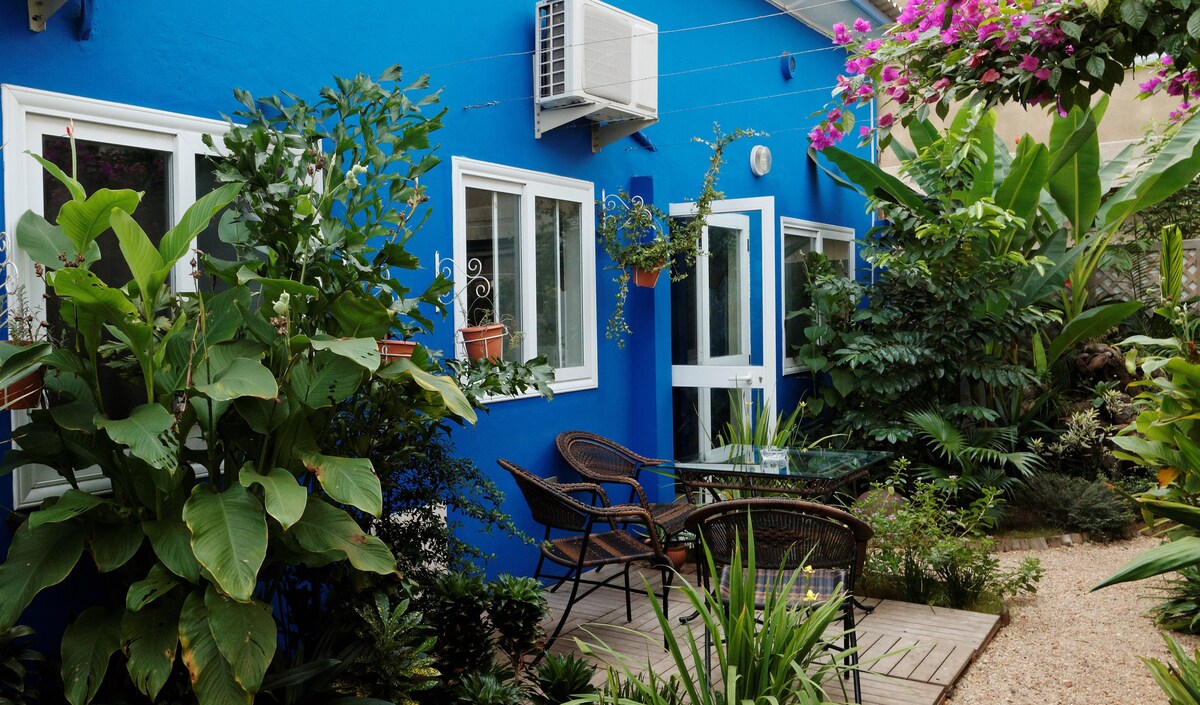 Majorelle Cotonou ： Blue House