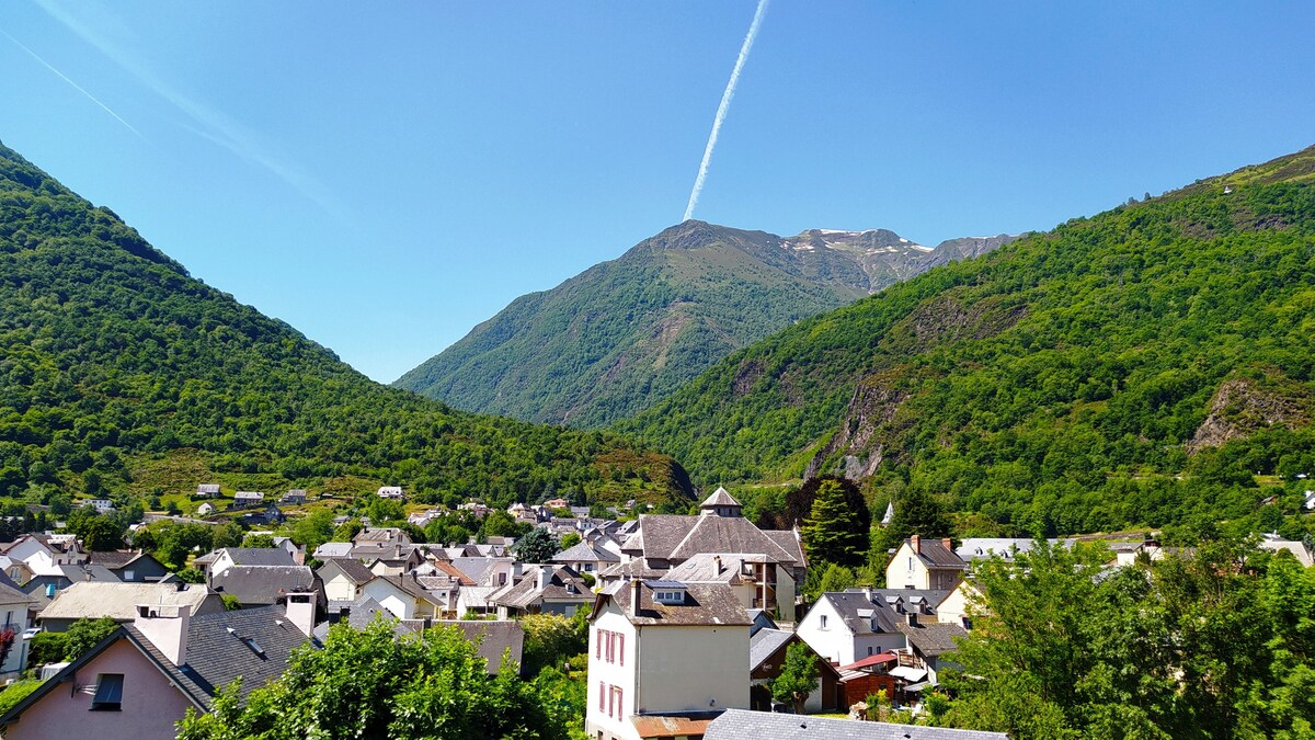 温暖安静的山景