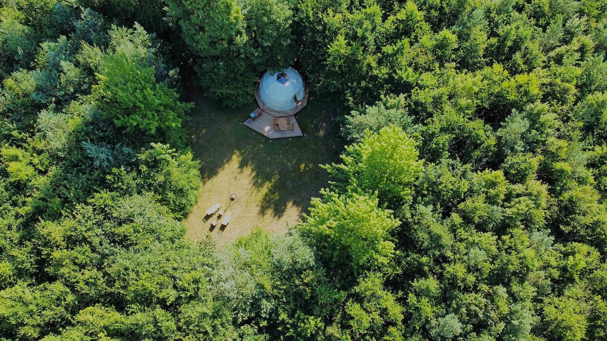 Unik kuppel i idyllisk og privat oase