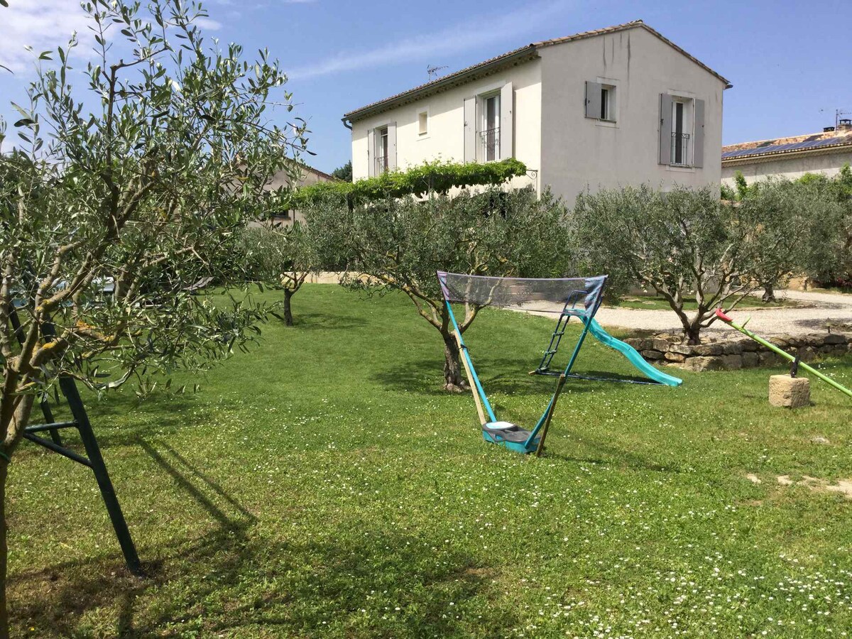 Pretty vacation rental with pool in Bédarrides near the city of Avignon, close to the center on foot - sleeps 4.