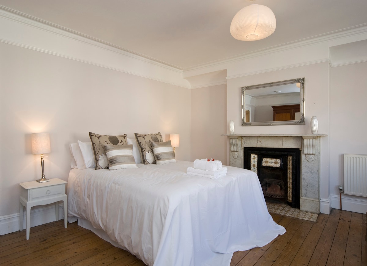 Fabulous 6 bedroom Brighton House sleeps 12-16