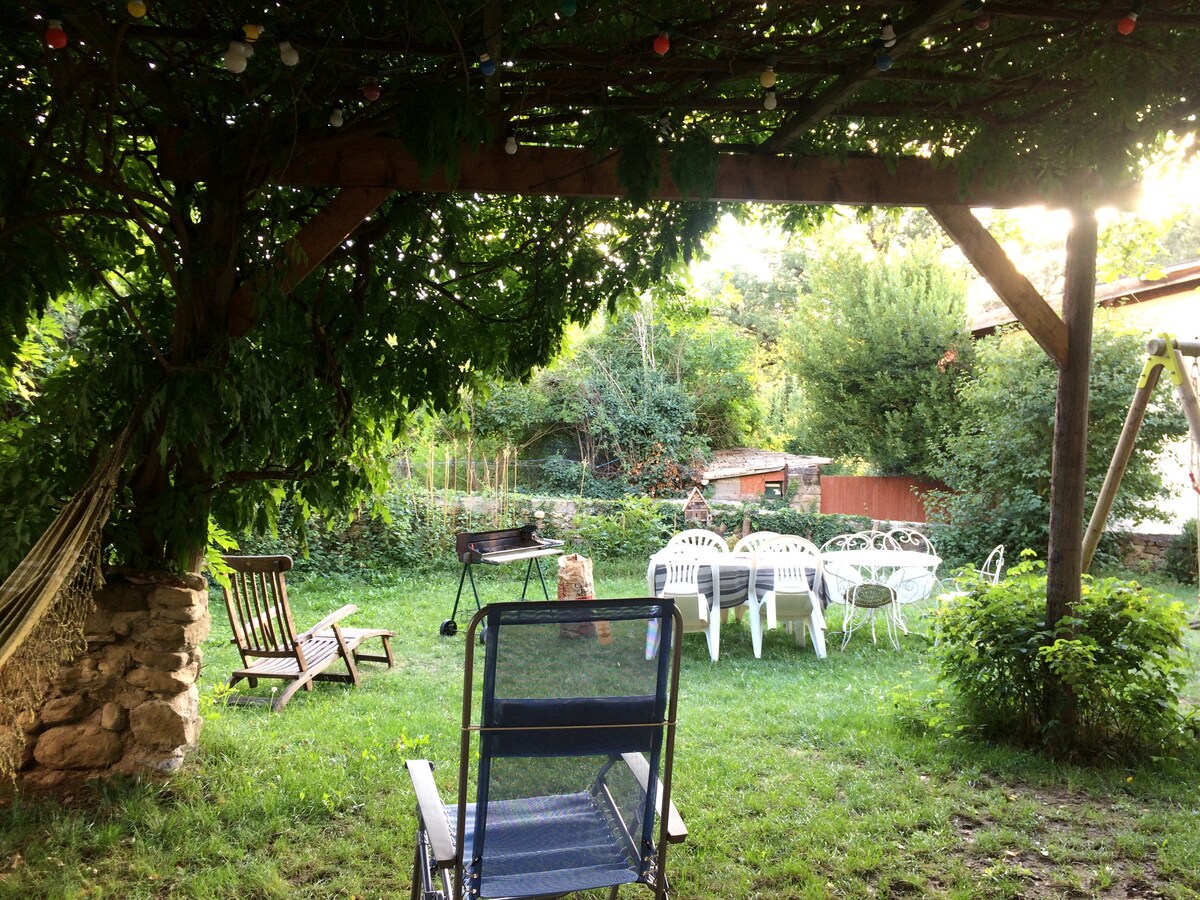 Maison ancienne avec jardin près d'un golf