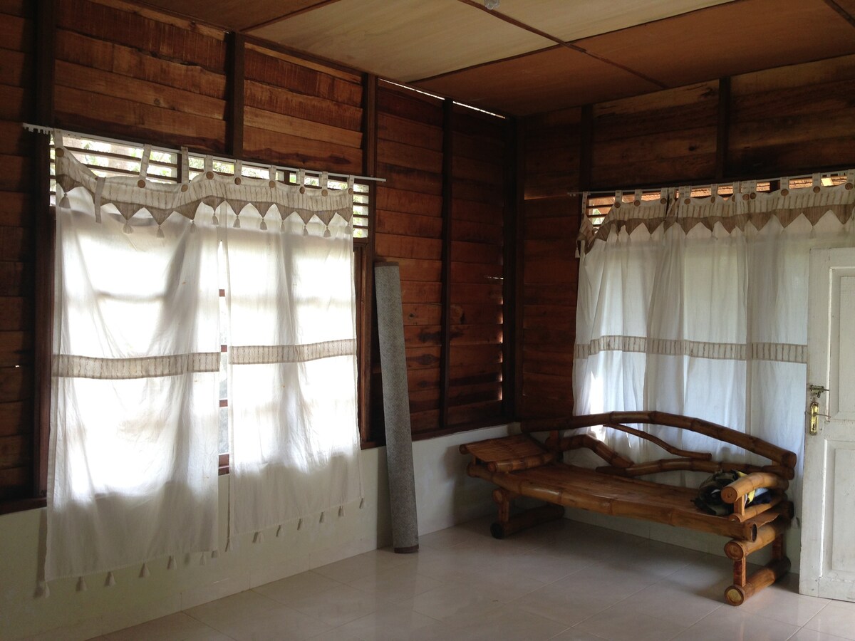 Nina Guesthouse -花园房屋中的双床卧室