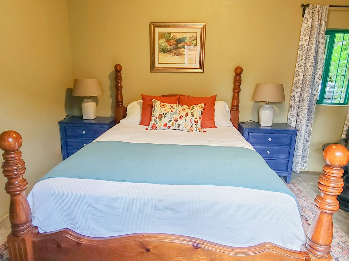 迷人的卧室，带泳池，位于Hacienda La Quinta