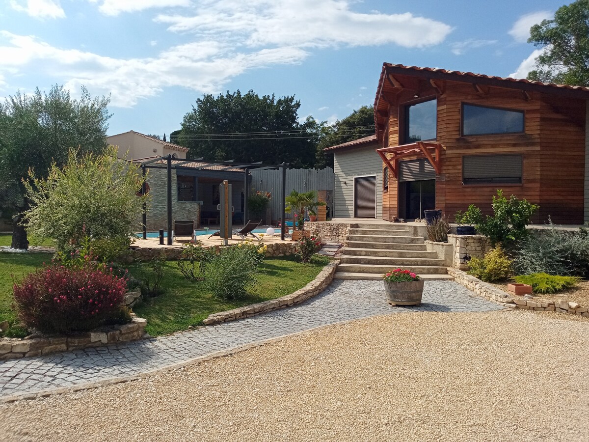 Uzès : Maison avec piscine et espaces de verdure