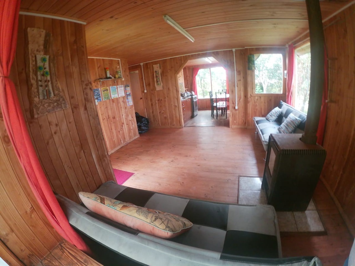 俯瞰库考湖（ Lake Cucao ）的小木屋，坐落在安静的区域