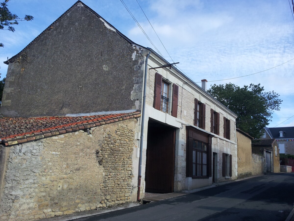 Family House - Moncontour, Poitou Charentes, FR