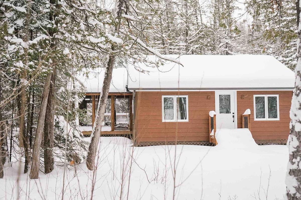 装修精美的西鹰湖小木屋（ West Hawk Lake Cabin ）