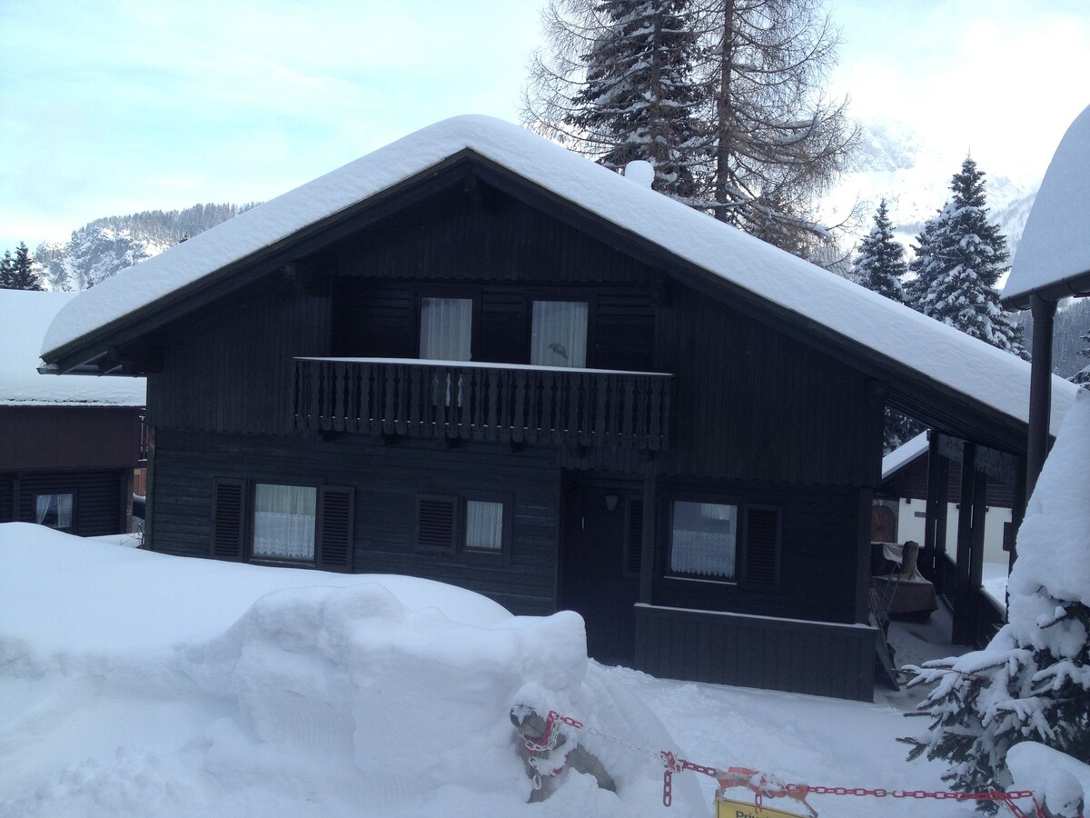 Almhaus ，紧邻山坡的滑雪小屋