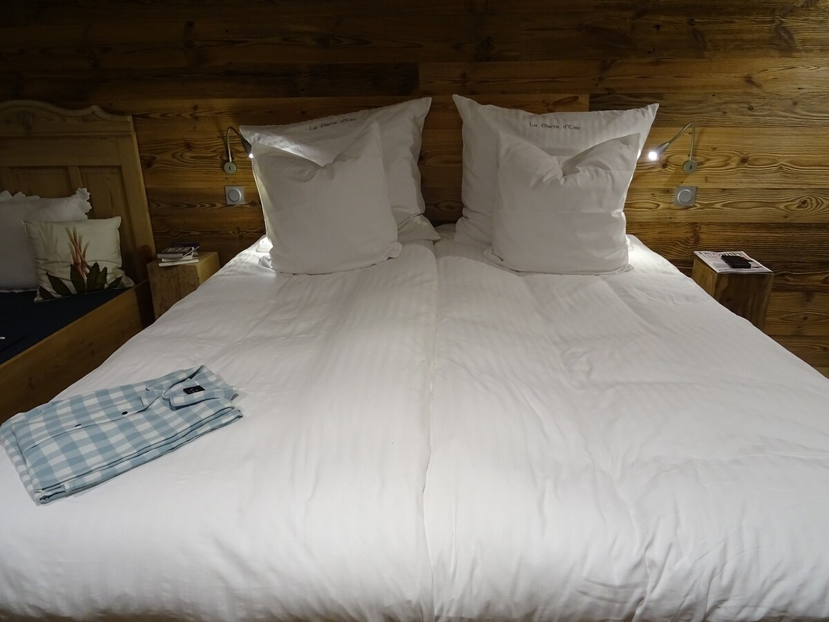 宽敞的卧室，配有大床或两张单人床