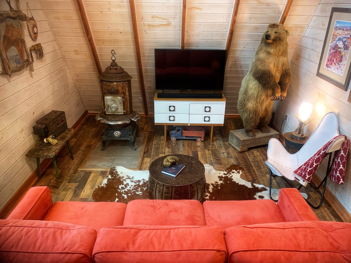 *Cozy A-Frame 2BR, Pines, Fishing, Deck, Firepit*