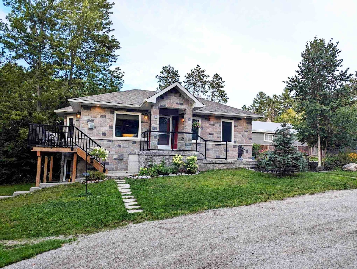 Lakefront Family-Friendly Cottage w/Hot Tub