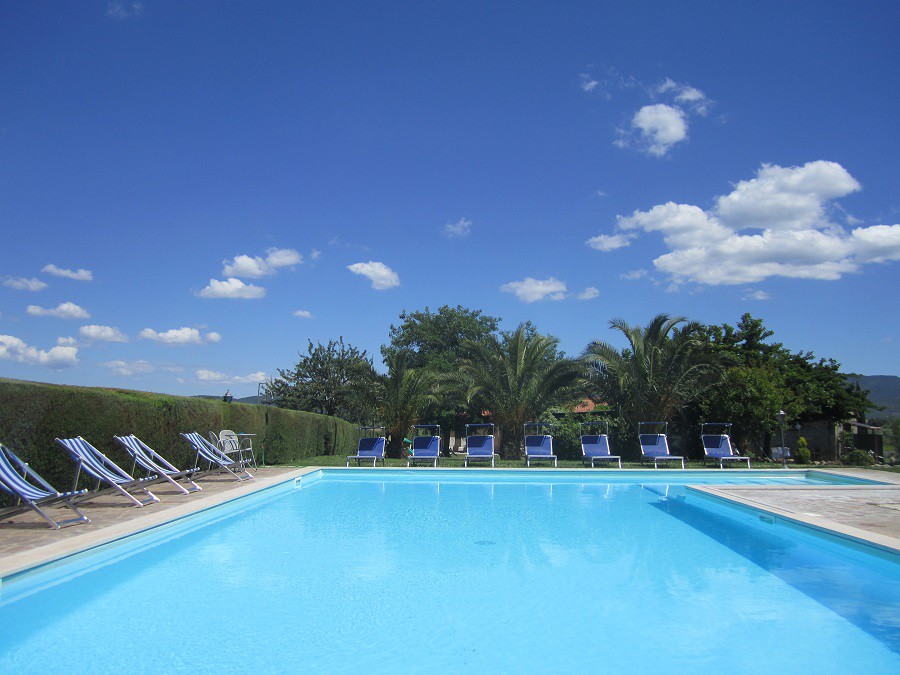 Tuscany country house (28 beds) with private pool