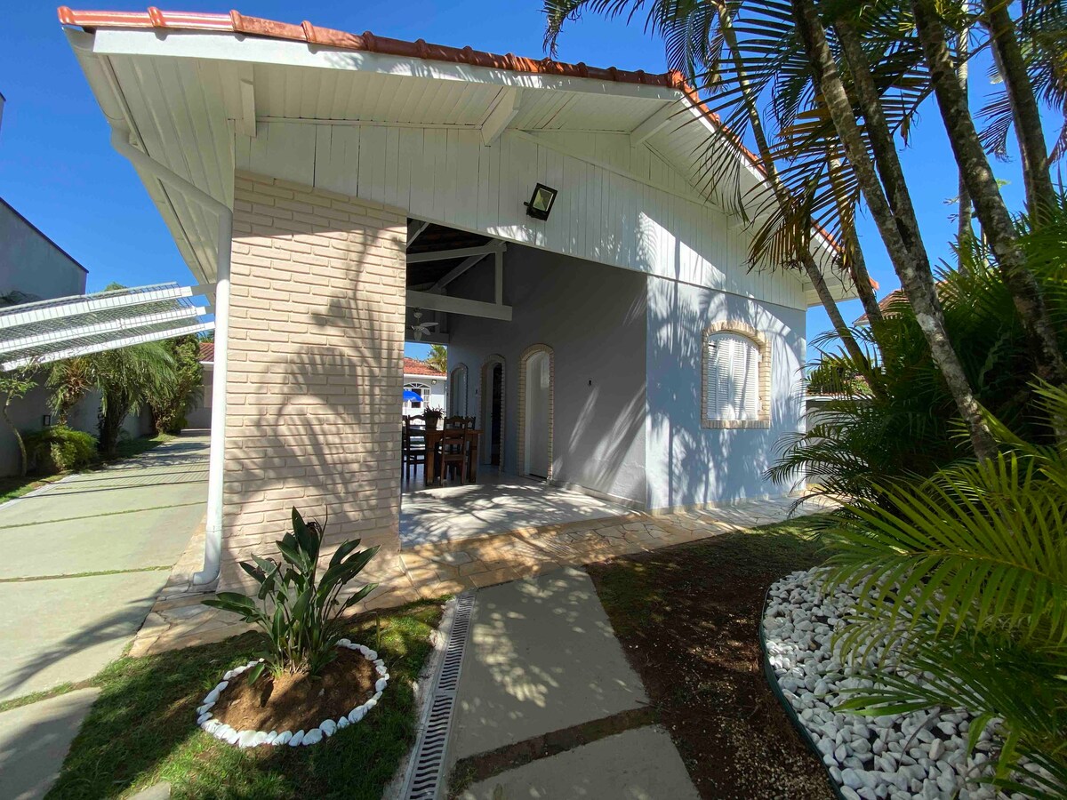 Condominio Morada da Praia_带游泳池和无线网络的民宅