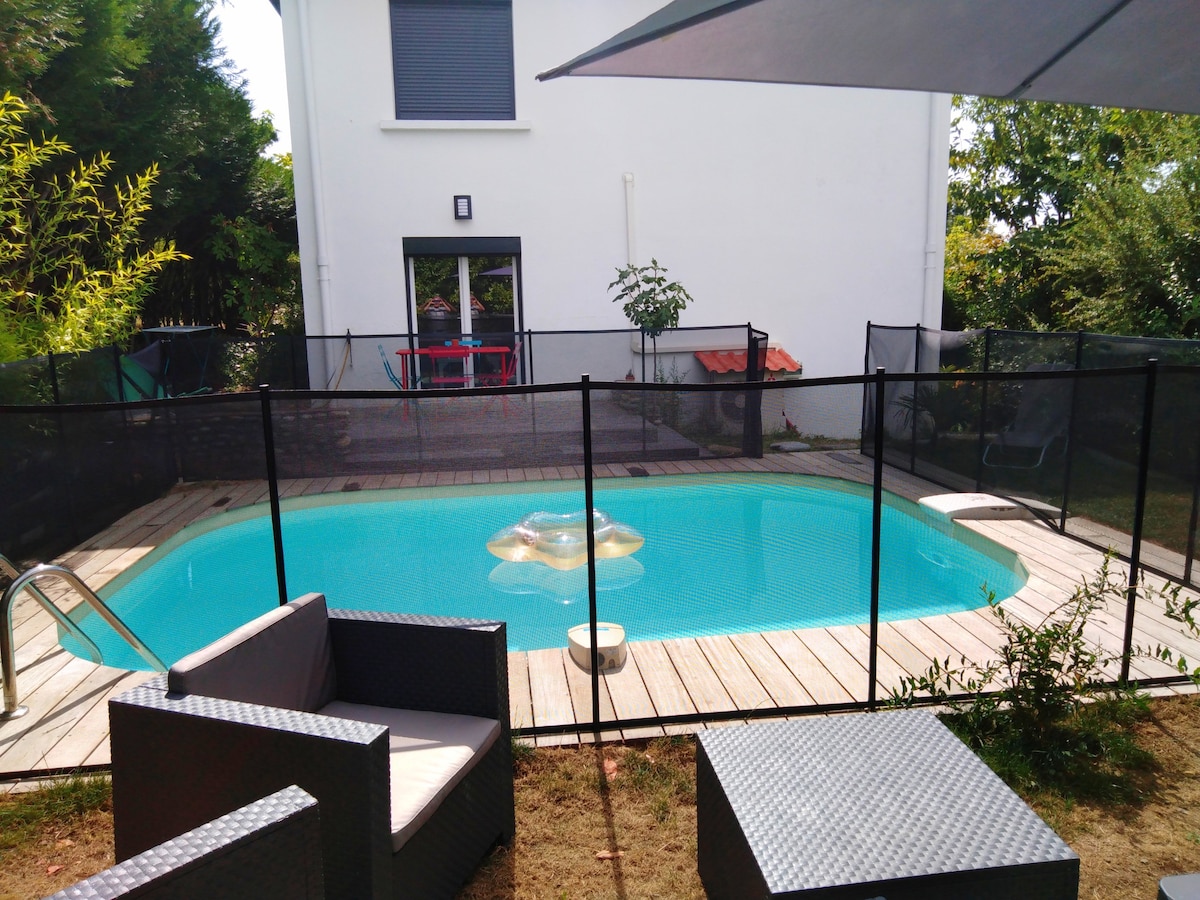 独立一楼泳池和花园。