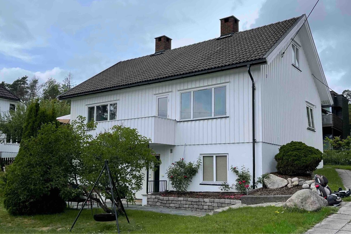 位于Sandefjord市中心的带大花园的欢乐别墅