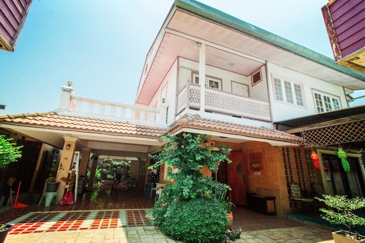 超高性价比，清迈古城边小清新四卧室民宿，带儿童嬉水池4beds local Thai house