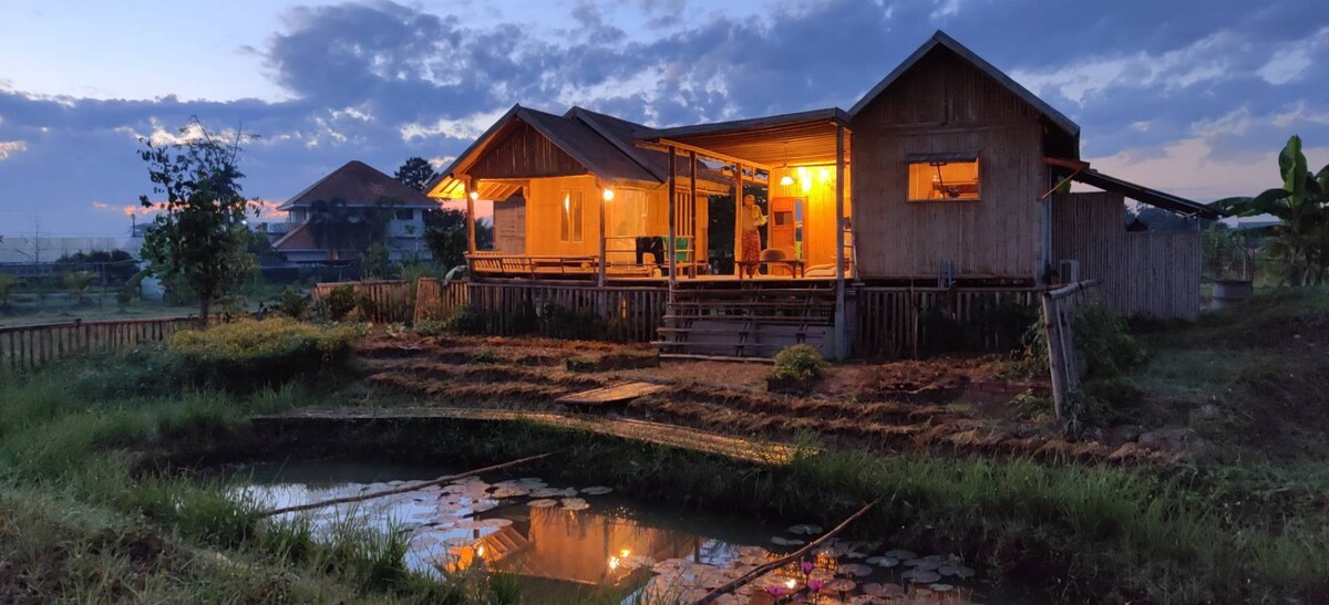 Suan Saek Saek Bamboo House (family room)