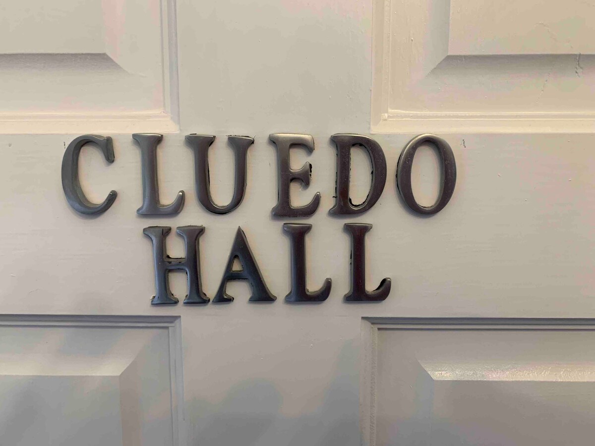 克卢多大厅（ Cluedo Hall ）是威斯顿（ Weston ）的一个热闹的新地方。