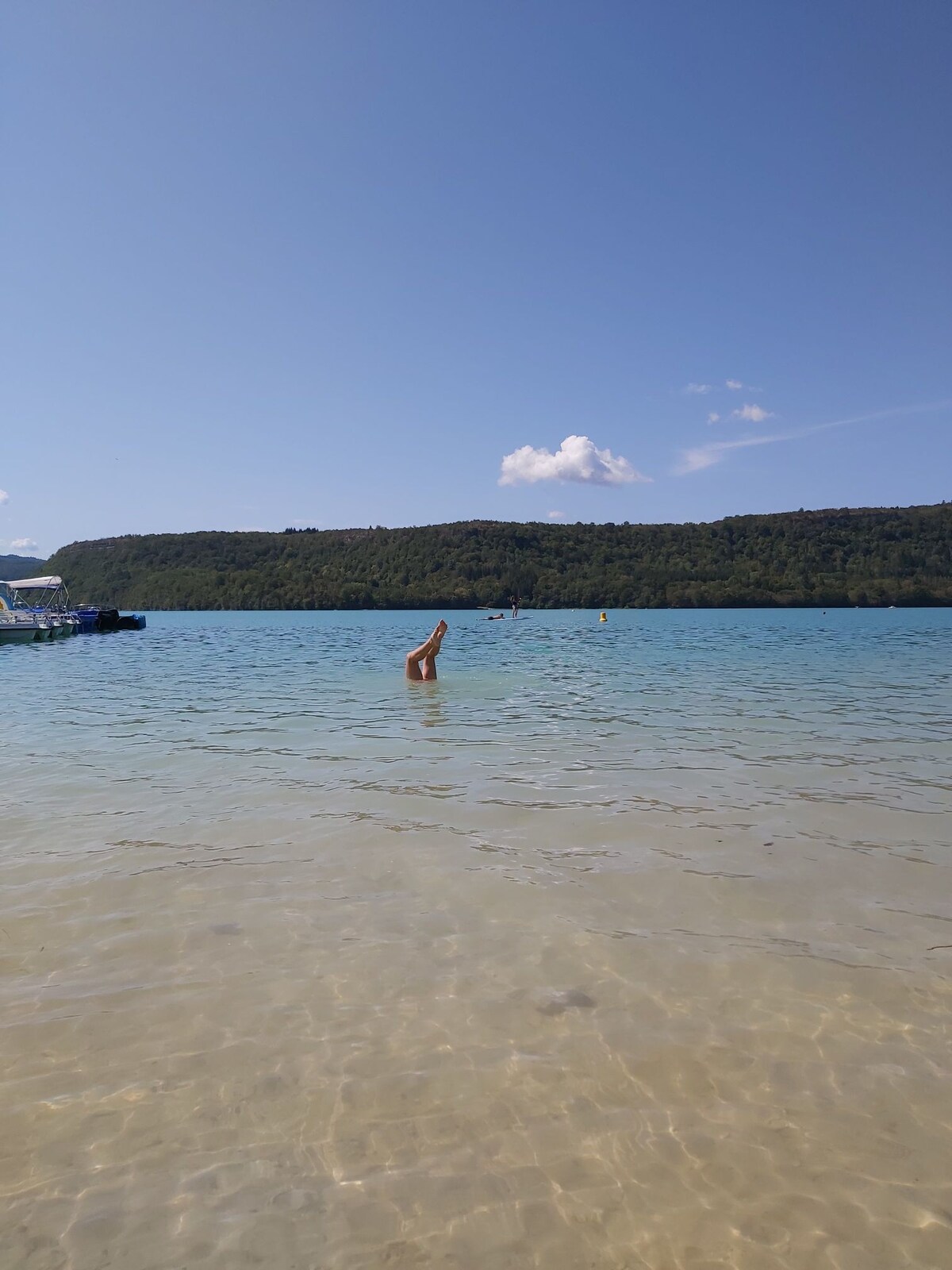 靠近湖泊旅游村庄的资产阶级别墅