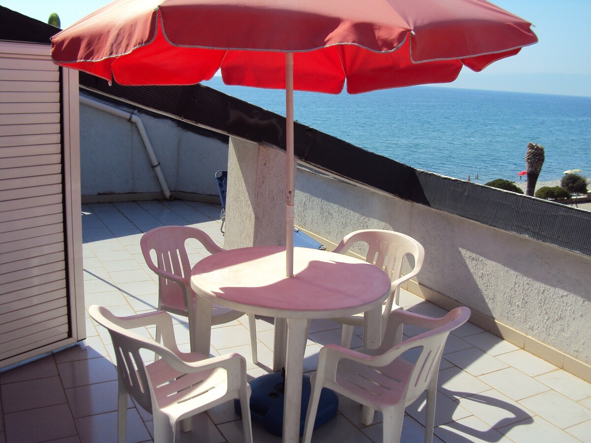 Sunny Terrace Apartment onthe Beach