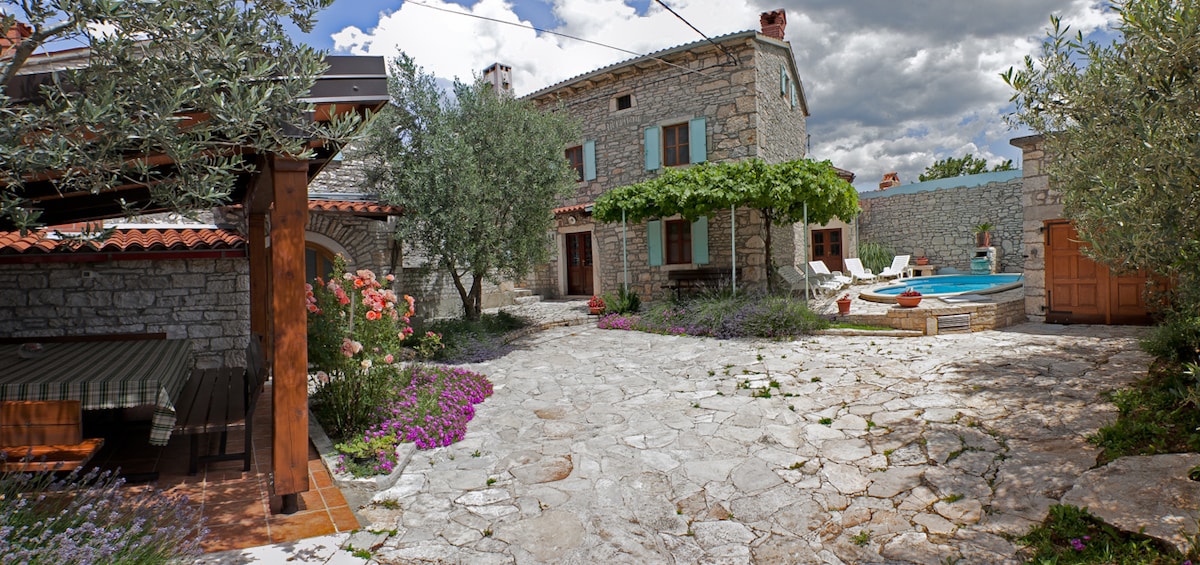 Villa Orihi - two houses with pool