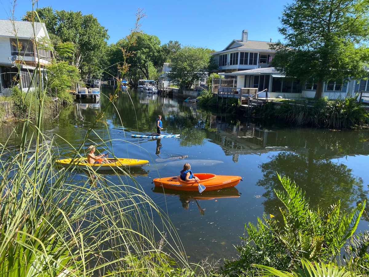 Kayak Kottage: waterfront, kayaks, bikes, dockage