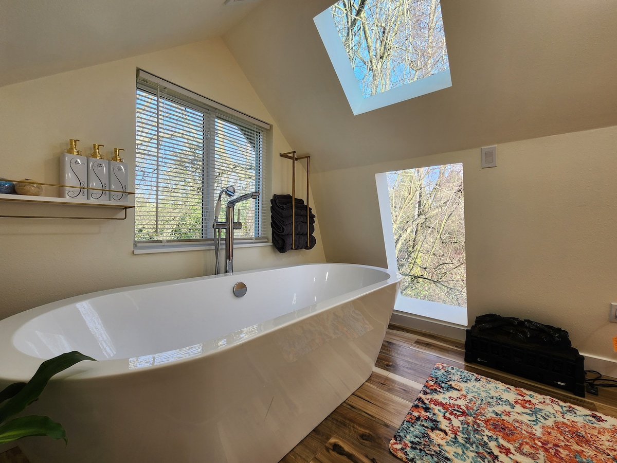 Nature Retreat: Luxury Tiny Cottage w/ Hot tub