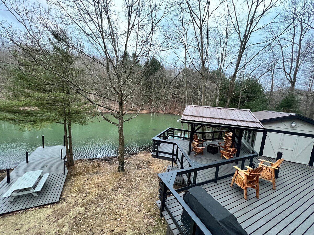 Lakefront cabin, fishing, hot tub & fire pit.