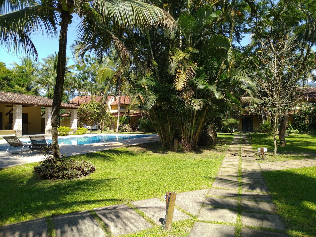 Paraty: piscina, muito charme, verde e segurança!