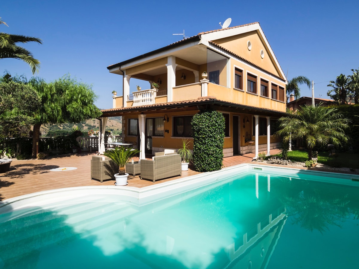 这栋舒适的别墅配备私人泳池、绝佳景观和无线网络